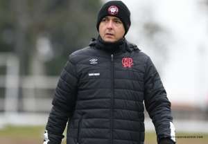 Tiago Nunes faz mistério no Atlético-PR e não confirma Thiago Heleno