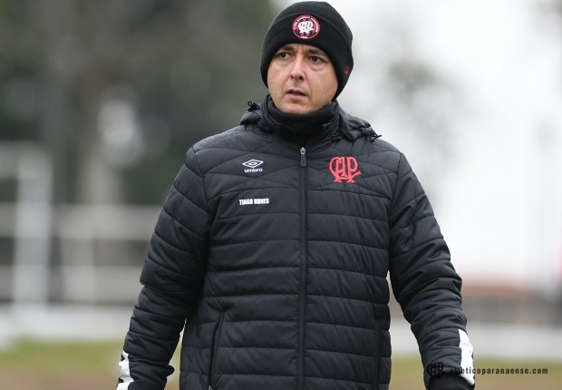 Tiago Nunes faz mistério no Atlético-PR e não confirma Thiago Heleno
