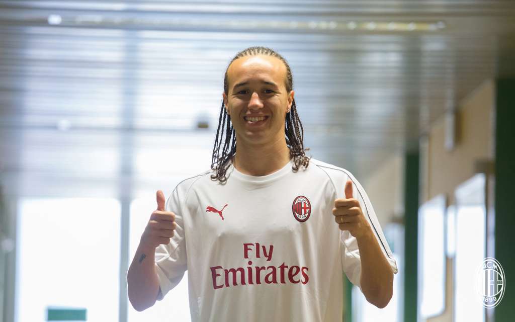 O uruguaio Diego Laxalt foi oficializado como novo reforço do Milan para a temporada 2018/2019