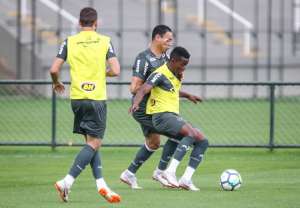 Larghi confirma quarteto ofensivo com Cazares e aguarda por Fábio Santos