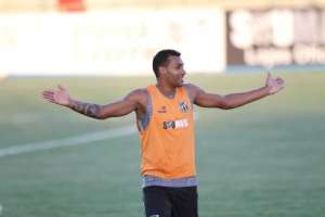 Após dispensar Elton, Ceará inicia busca por centroavante