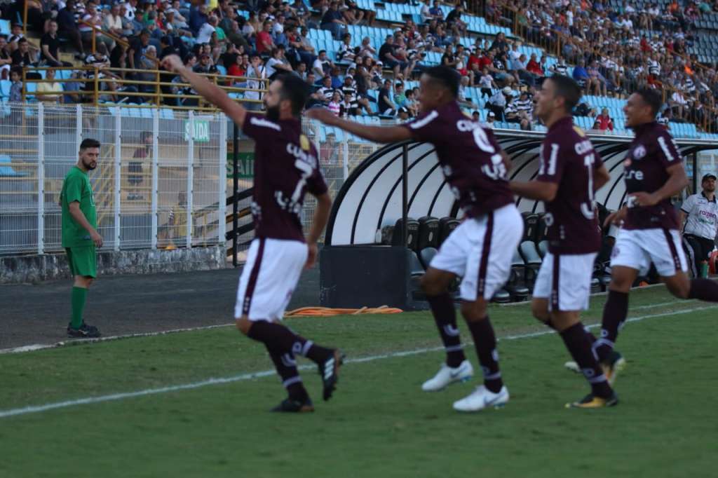 Jogadores da Ferroviária comemoram um dos três gols marcados contra o XV de Piracicaba (Foto: Beto Boschiero/Ferroviária)