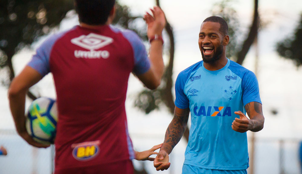 Convocado para a seleção, Dedé renova contrato com o Cruzeiro