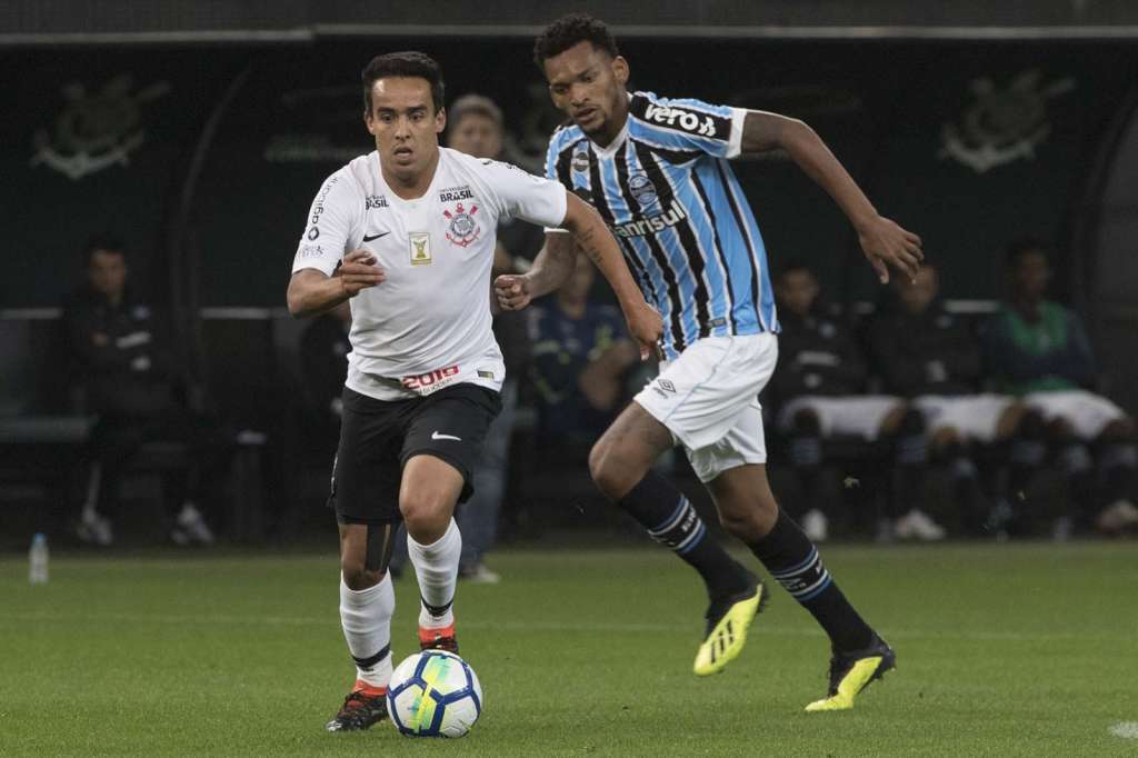 Grêmio derrota Corinthians em São Paulo e sobe para 3º no Brasileirão
