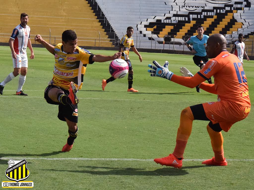 Atacante Andrei durante partida contra o Penapolense no Jorjão (Foto: Thomaz Jannuzzi / Grêmio Novorizontino)   