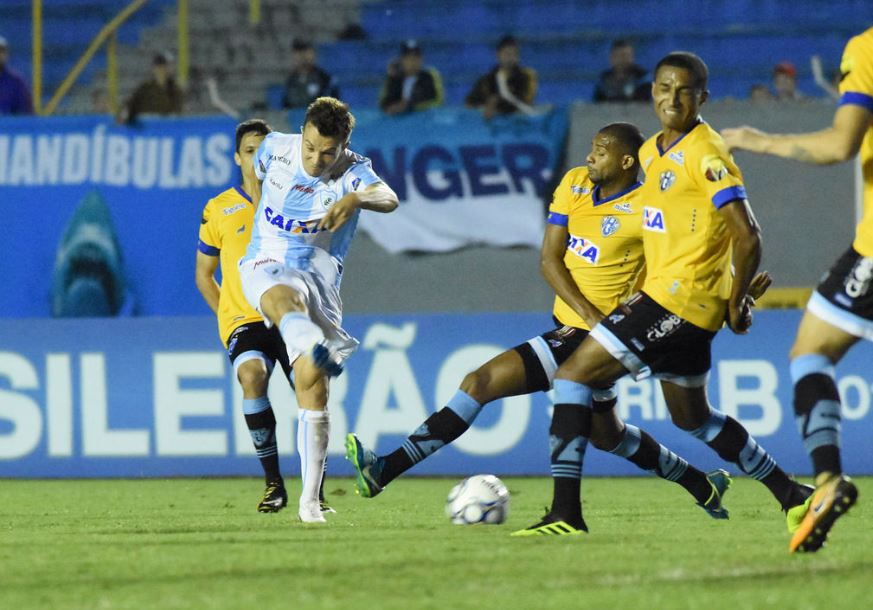 O atacante Dagoberto fez mais uma grande partida pelo Londrina e marcou seu sexto gol na Série B