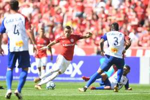 Paraná reclama da arbitragem paulista e diz que não houve falta antes do gol