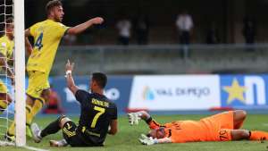Lesionado após choque com Ronaldo, goleiro agradece mensagem: 'Obrigado, lenda!'