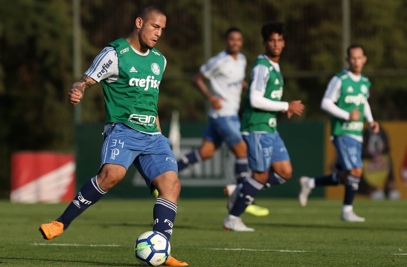 Lucas Minele se destaca em treino do Palmeiras e leva “bronca” de Felipe Melo