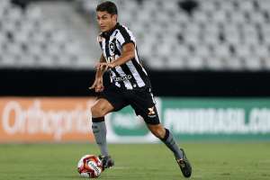 Marcinho, lateral do Botafogo, revela surpresas com elogios de Tite