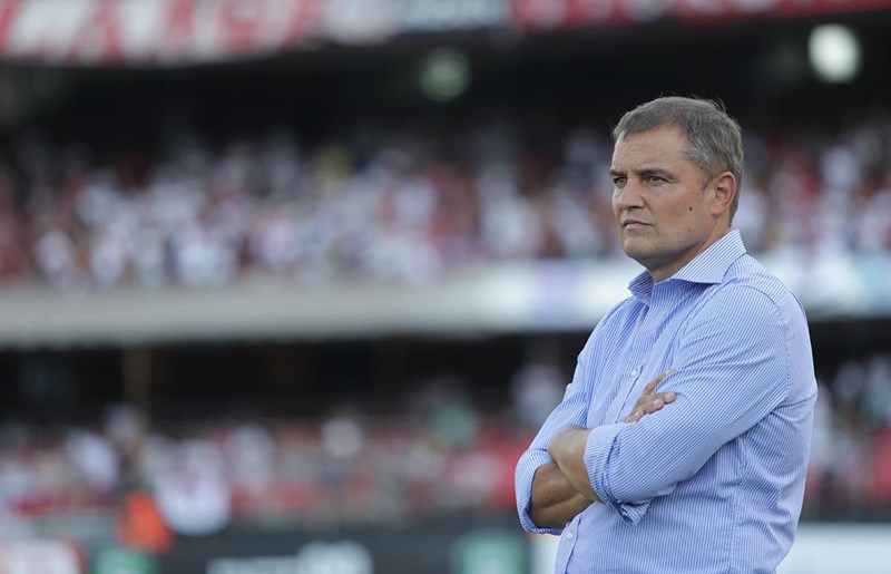 Bola rola antes do dérbi; treinador do São Paulo surpreende com jogada ensaiada