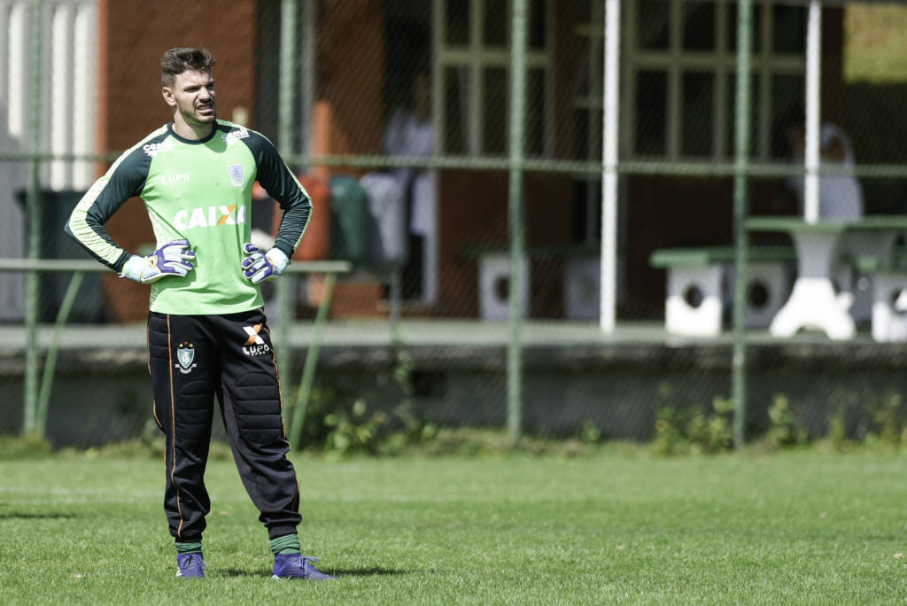 João Ricardo vem fechando o gol no América-MG