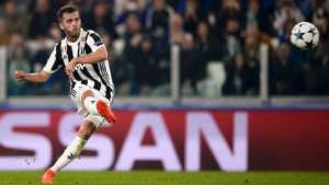 Italiano: Meia Pjanic estende contrato com a Juventus até 2023