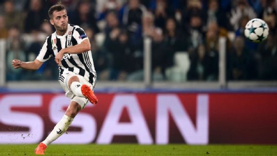 Italiano: Meia Pjanic estende contrato com a Juventus até 2023
