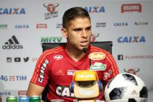Cuéllar diz que fica no Flamengo e nega atrito com Rodinei: 'Meu parceiro'