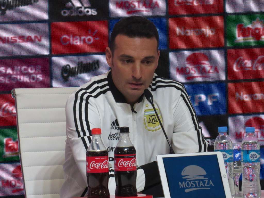 Lionel Scaloni está interinamente dirigindo a Seleção da Argentina e tudo o que querem saber é a situação de Messi com a Seleção, se vai aposentar ou não