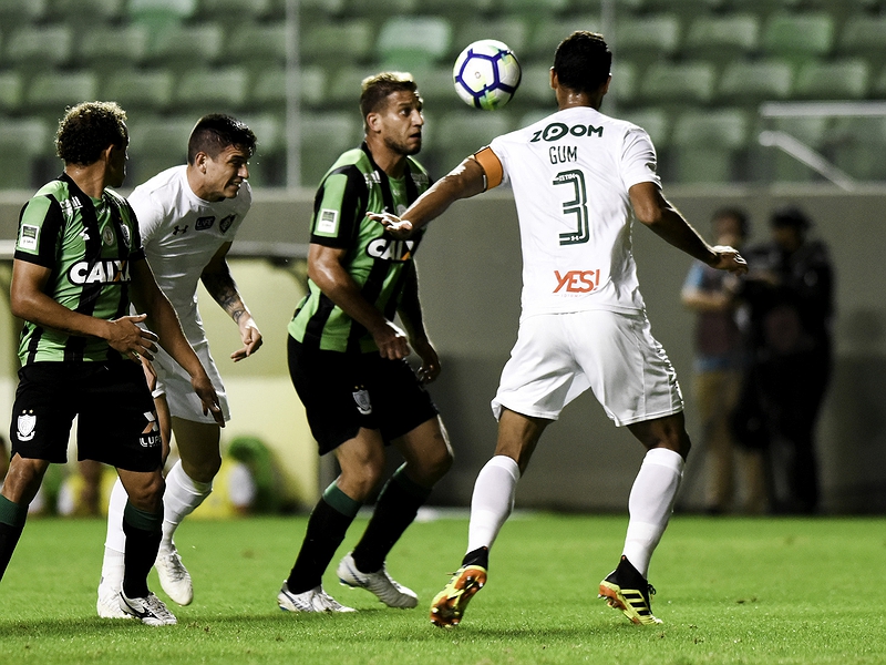 Sem laterais, Adilson Batista vai ter que mexer no time do América-MG