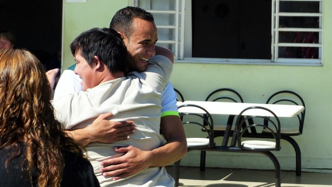 Dia de alegria: Mascote e jogadores da Caldense visitam a APAE
