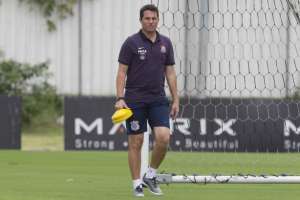 Loss barra Gabriel e faz três mudanças no Corinthians para jogo de quarta