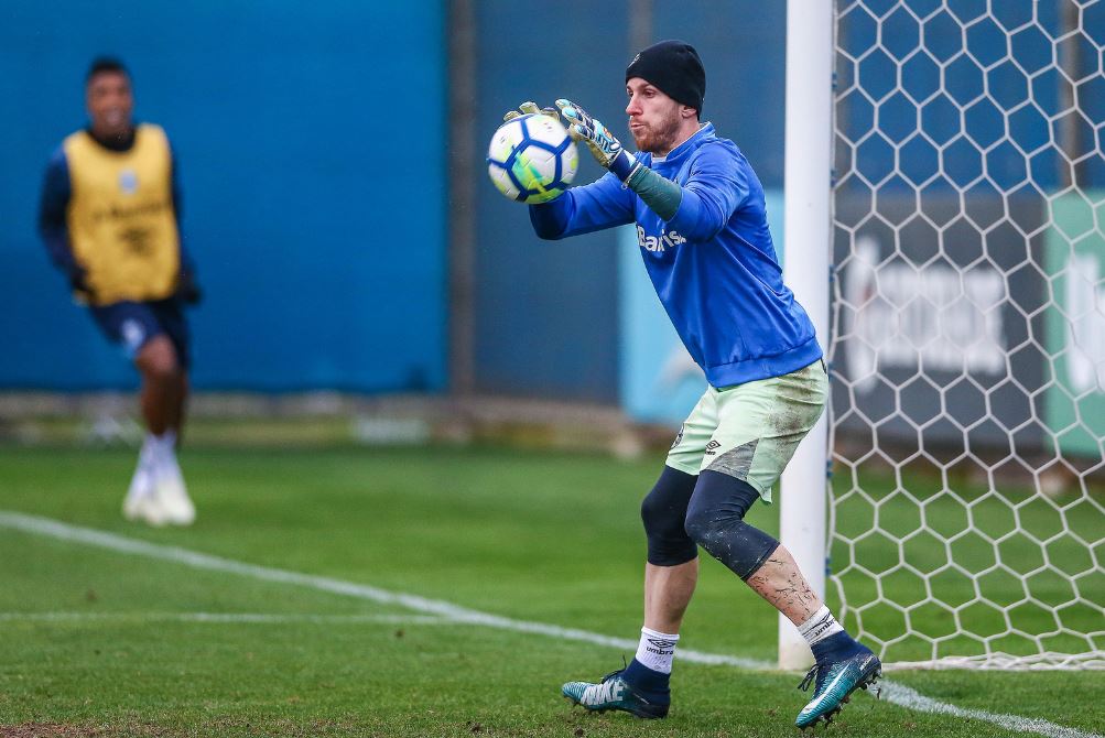 Com Grohe vetado, Paulo Victor celebra por atuar com zaga titular do Grêmio