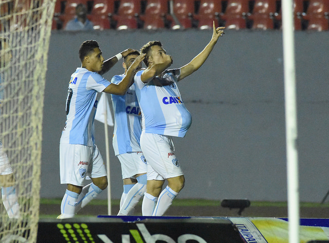 Dagoberto marcou seu sétimo gol na Série B e garantiu a vitória ao Londrina (Foto: Gustavo Oliveira/Londrina)