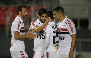 Com todos à disposição, São Paulo confia no 'fominha' Nenê contra o Paraná
