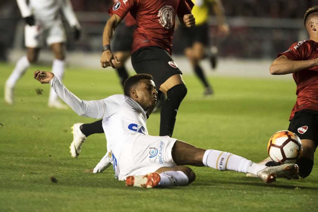 Cuca reconhece atuação ruim no ataque, mas valoriza empate santista