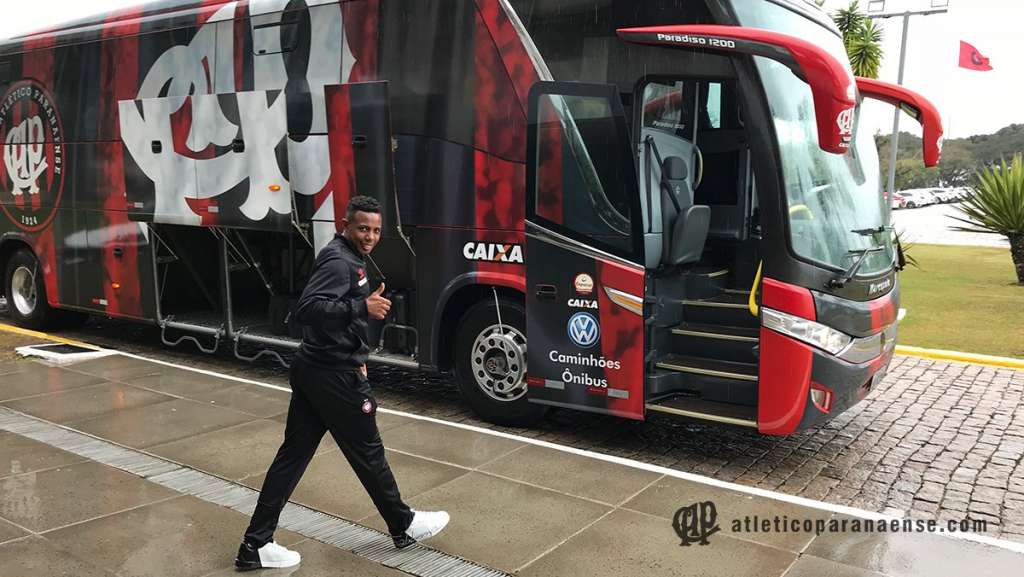 Com aeroporto fechado, Atlético-PR perde mais um voo e jogo com a Chapecoense é adiado