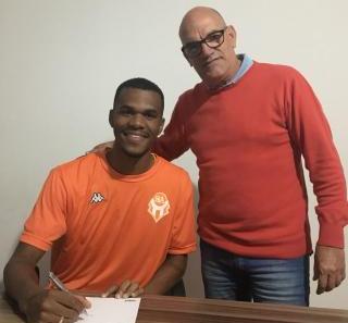 Gustavo Henrique marca três gols, ajuda Atibaia a vencer e pede música