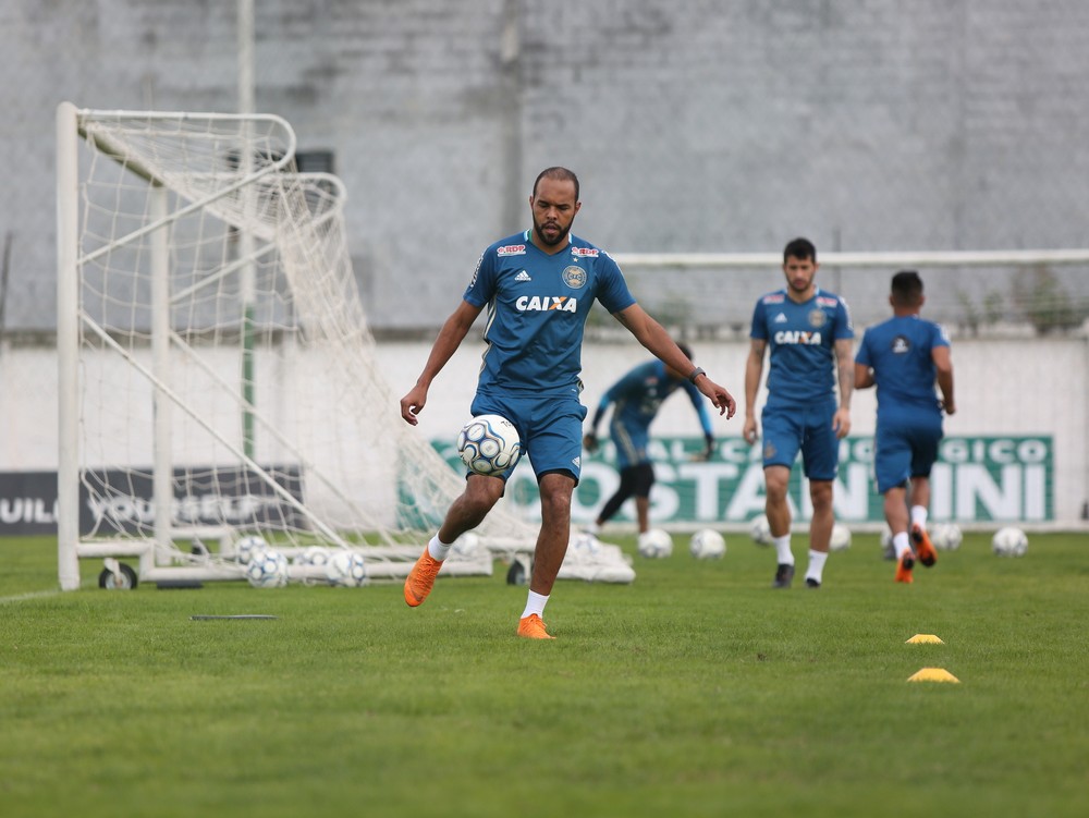Série B: Alecsandro é reintegrado ao elenco do Coritiba