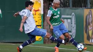Jean treina no campo em dia de trabalho dos reservas no Palmeiras