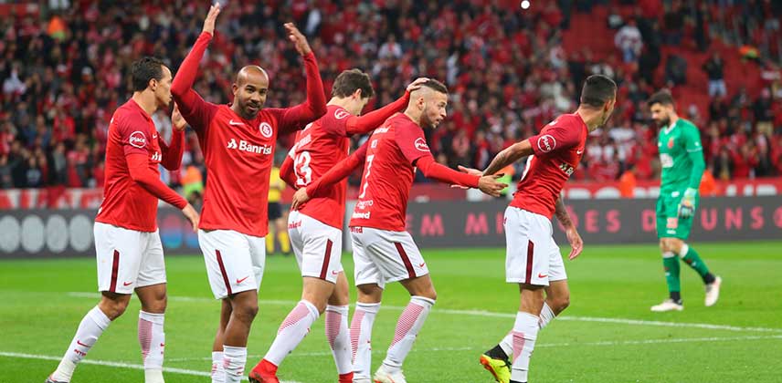 Dupla Gre-Nal cria departamento de torcida e vê violência diminuir