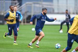 Renato ensaia formação reserva em último treino do Grêmio para pegar Atlético-PR
