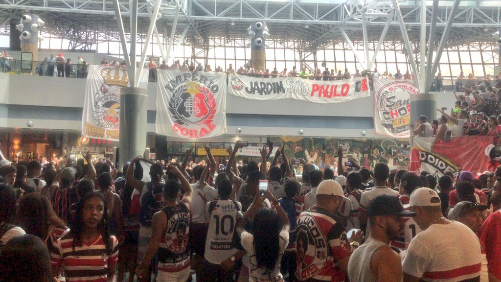 Série C: Torcedores lotam aeroporto no embarque do Santa Cruz