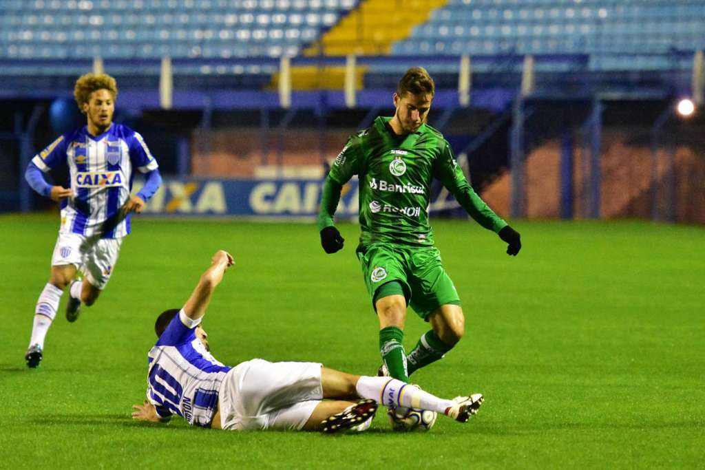 O técnico Julinho Camargo não tem nenhum jogador suspenso, mas ainda assim conta com desfalques e dúvidas (Foto: Arthur Dallegrave/E.C.Juventude)