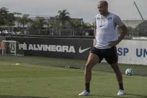 Jonathas sente a coxa e Roger deve ser titular do Corinthians no sábado