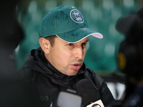 Tcheco se diz preocupado com situação do Coritiba na Série B