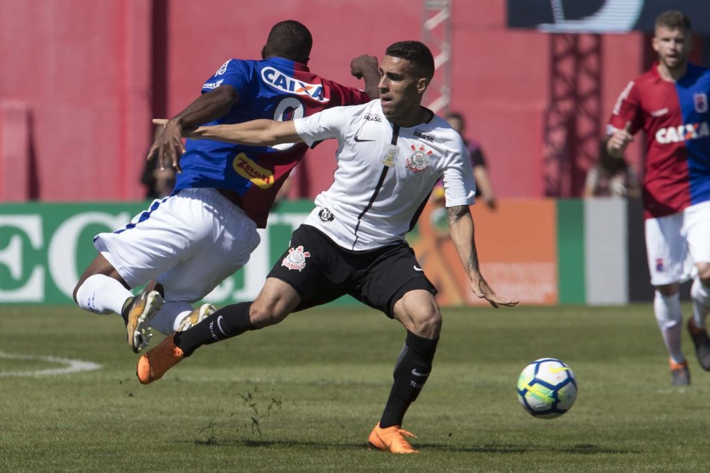 Sem vencer há 4 jogos, Corinthians encara Paraná e busca finalizar mais
