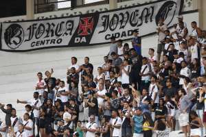 Apoiado pela torcida, Vasco faz último treino antes de enfrentar a Chapecoense