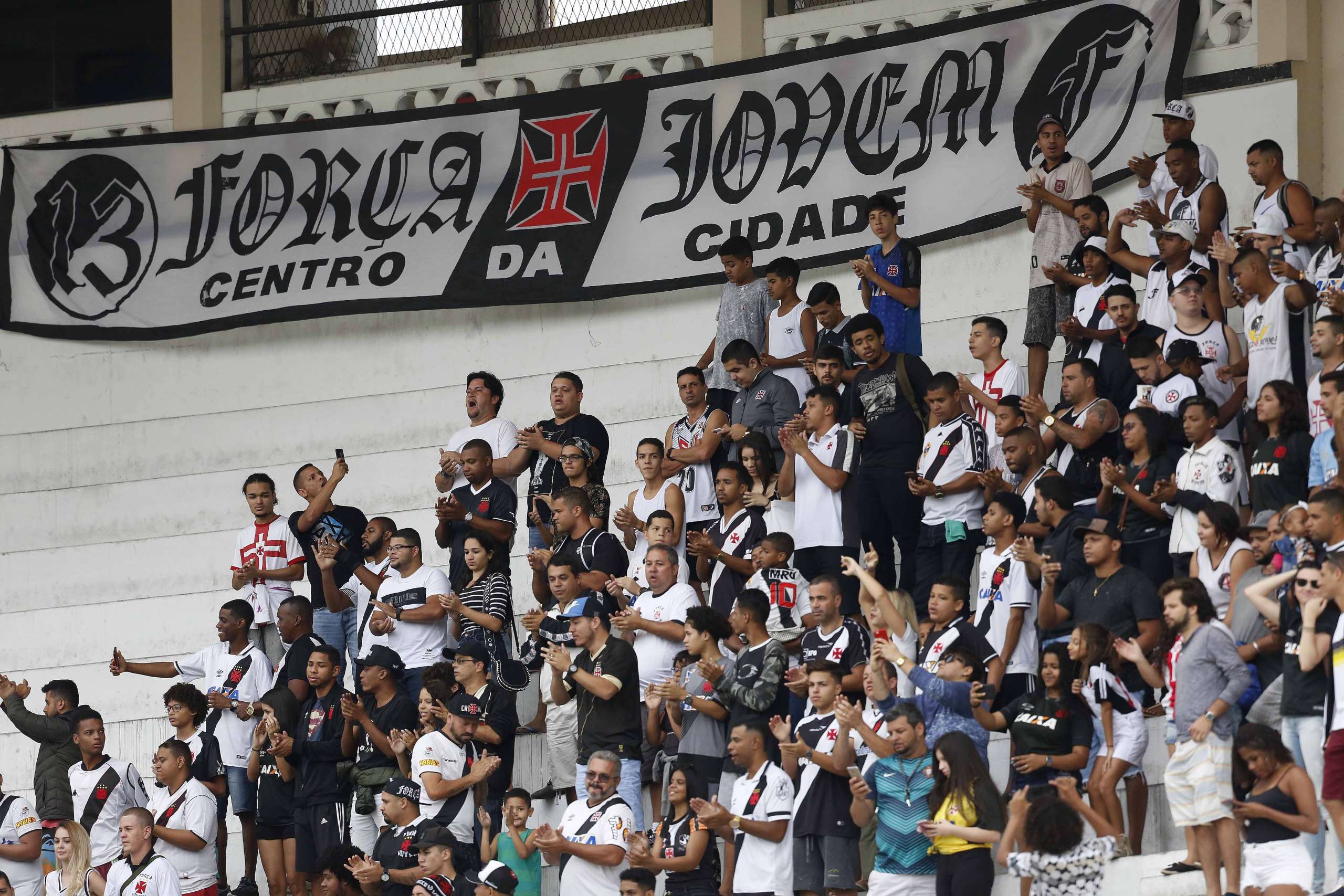 Apoiado pela torcida, Vasco faz último treino antes de enfrentar a Chapecoense