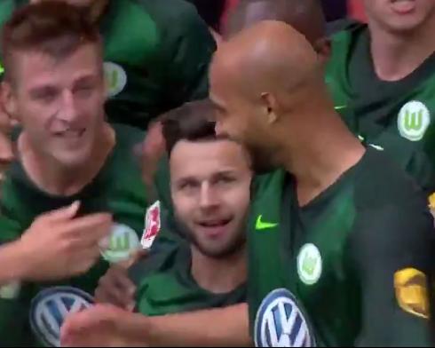 Gol nos acréscimos garante vitória do Wolfsburg sobre o Schalke 04