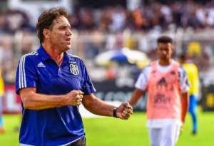 Técnico da Ponte evita falar de arbitragem e elogia futebol de sua equipe