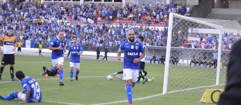 DANIEL COSTA fez um belo gol de voleio e abriu a goleada do CSA. Foto: Gustavo Henrique/RCortez - Ascom CSA