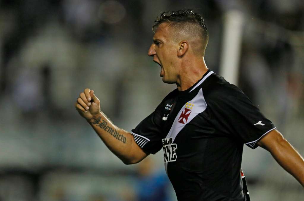 Máxi López rouba cena em vitória e Thiago Galhardo reclama da reserva no Vasco