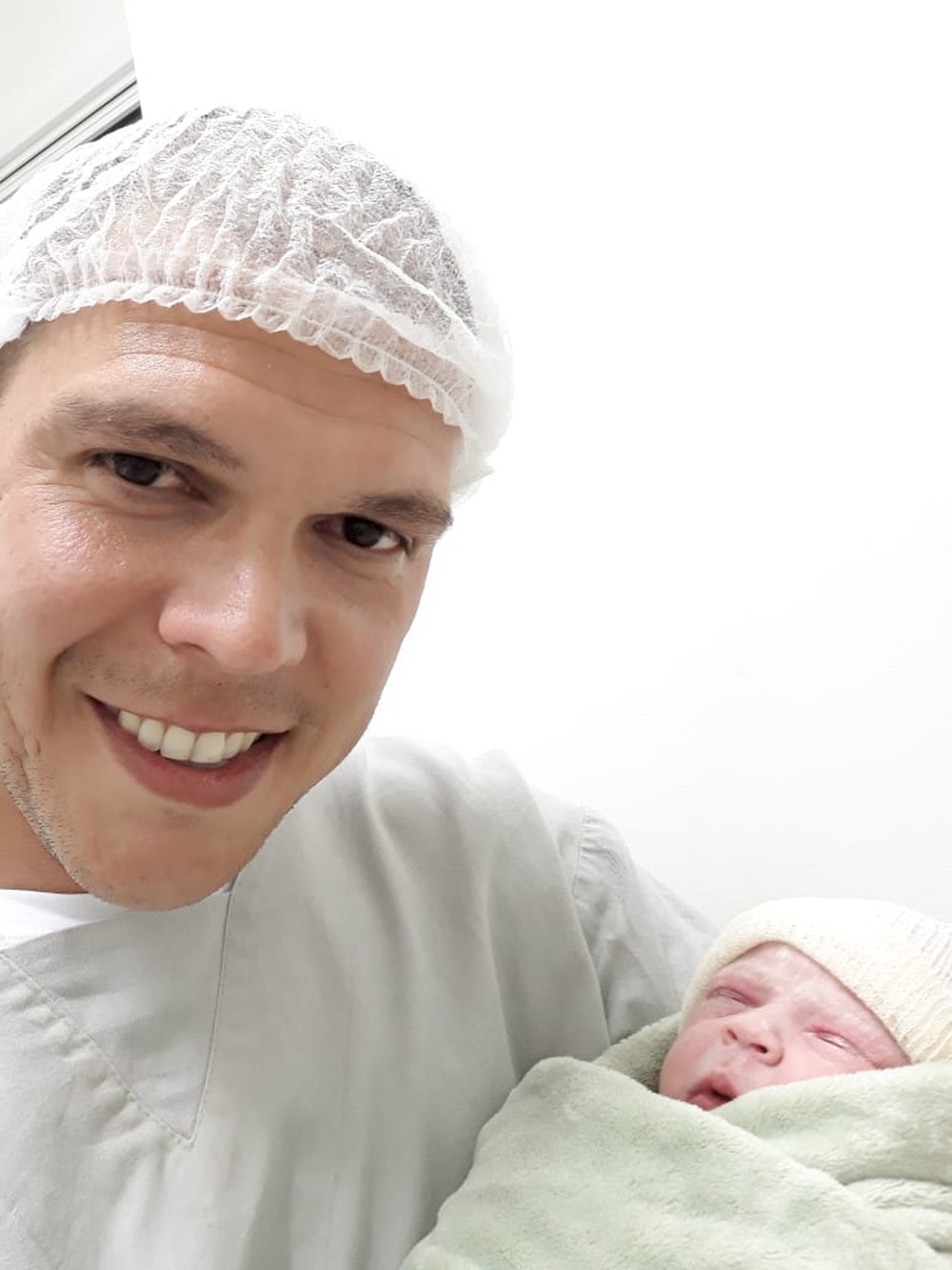 Série C: Após acesso, zagueiro do Operário-PR corre para ver o nascimento da filha