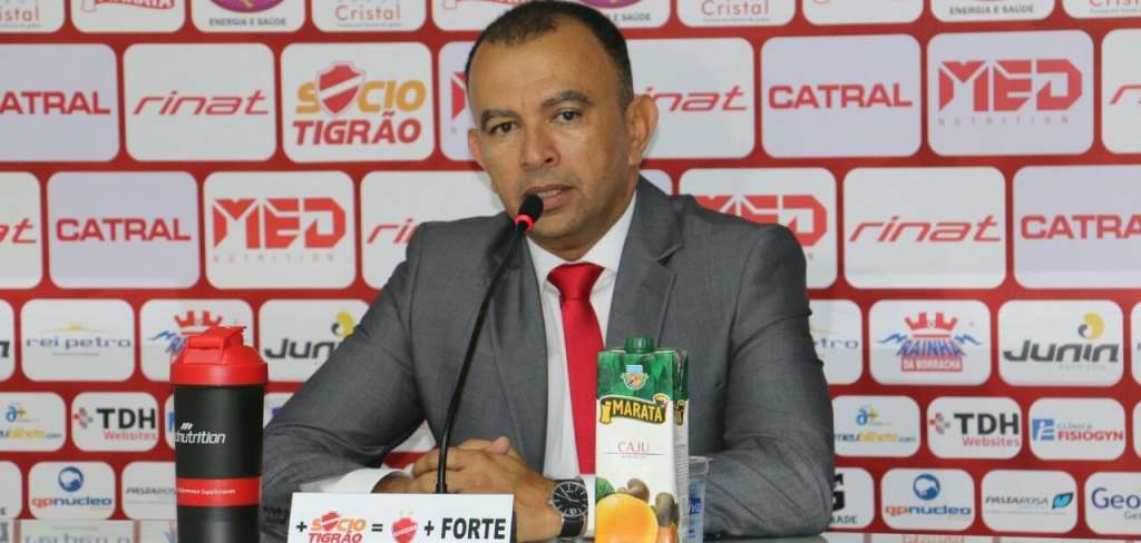 O presidente Ecival Martins comemorou a vitória do Vila Nova no clássico contra o Goiás