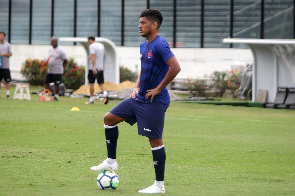 Vasco confirma saídas de Evander e Paulo Vitor para clubes europeus