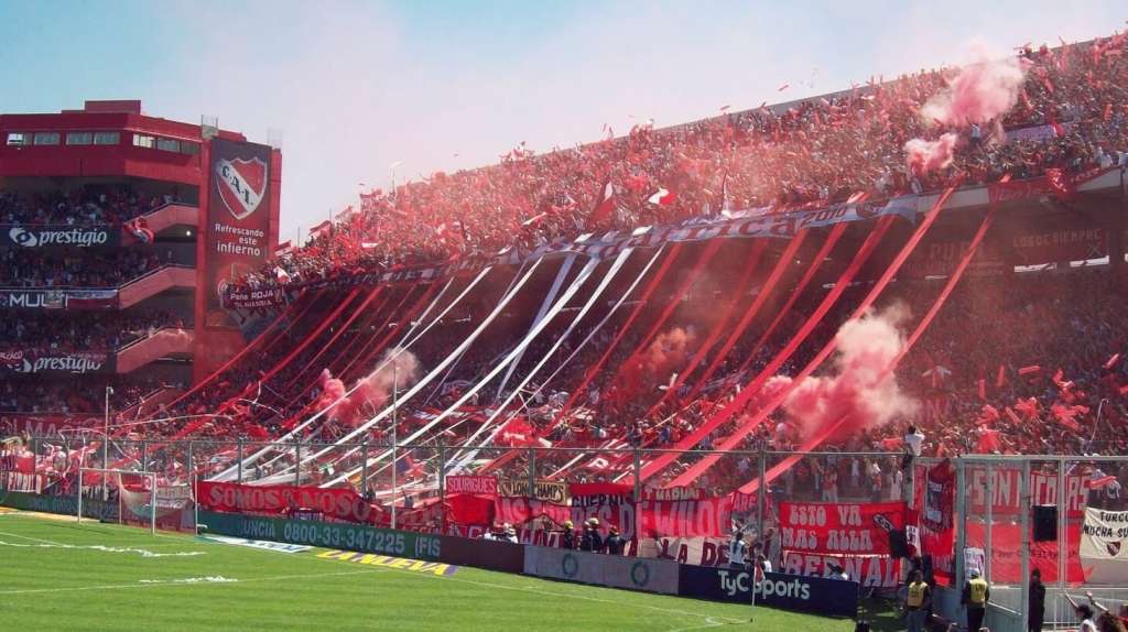 Torcedores do Independiente foram flagrados imitando macacos no jogo de ida