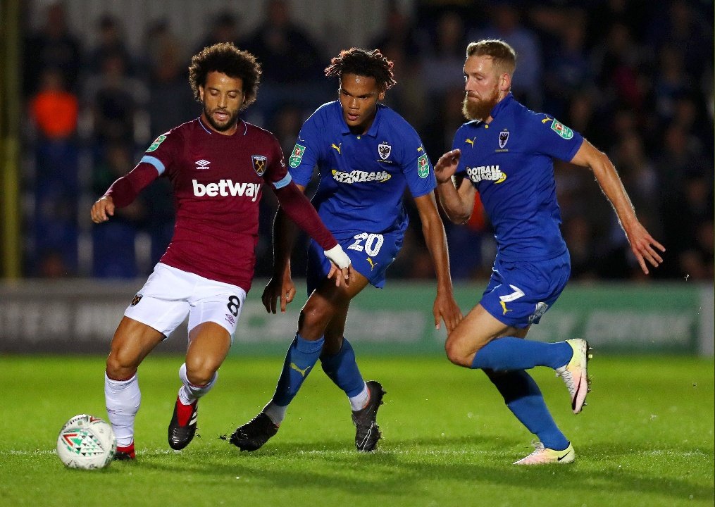 Copa da Liga Inglesa: West Ham sofre, mas aproveita vantagem numérica e avança