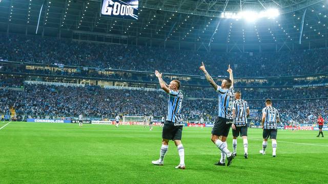 Grêmio 2 (5) x (3) 1 Estudiantes – Gol aos 46, pênaltis e Tricolor nas quartas!